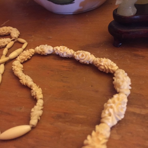 Beautiful hand crafted ivory necklace - Picture 3 of 7